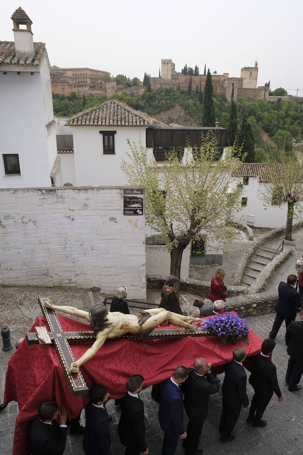 Muchos fieles han seguido el cortejo desde la iglesia de El Salvador en lo supone una tradición más