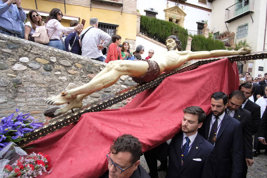 Muchos fieles han seguido el cortejo desde la iglesia de El Salvador en lo supone una tradición más