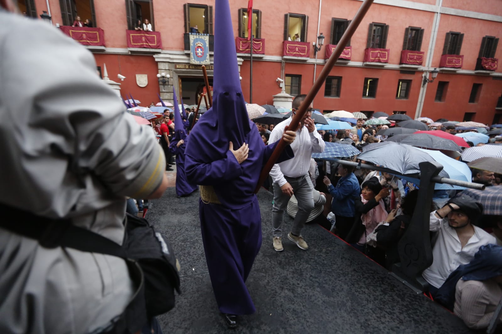 Los hermanos han tenido que volver al templo cuando todo estaba preparado para que salieran los pasos