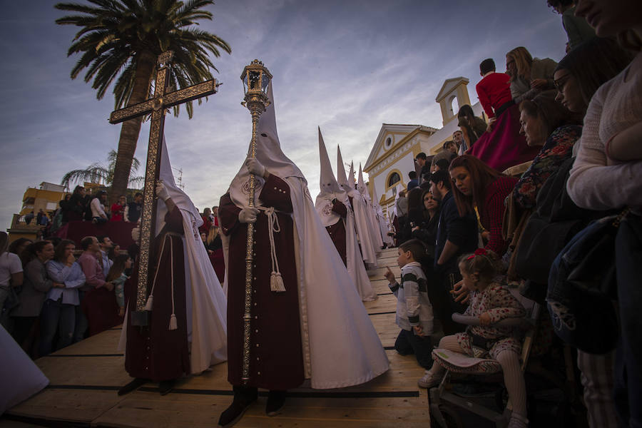 El Cristo del Perdón y María Santísima de la Misericordia volvieron a la renovada iglesia del Carmen de la que salieron por una rampa de 17 metros