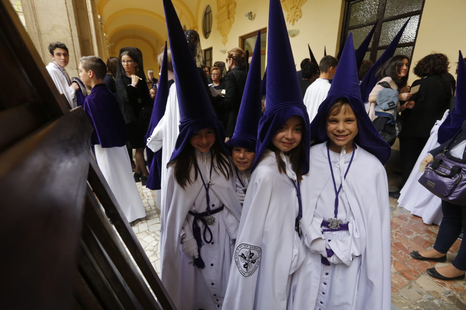 Los pasos de Jesús de las Tres Caídas y Nuestra Señora del Rosario han sido recibidos por una multitud en las puertas de Santo Domingo