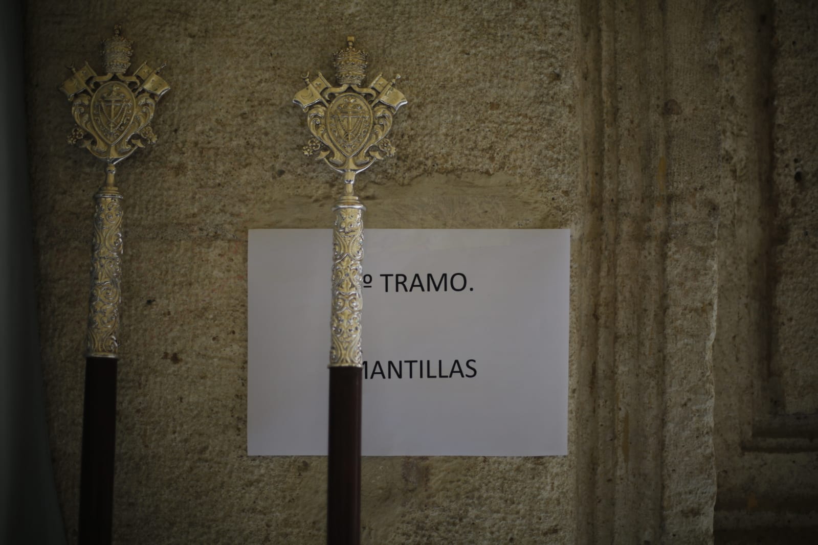 Los pasos de Jesús de las Tres Caídas y Nuestra Señora del Rosario han sido recibidos por una multitud en las puertas de Santo Domingo