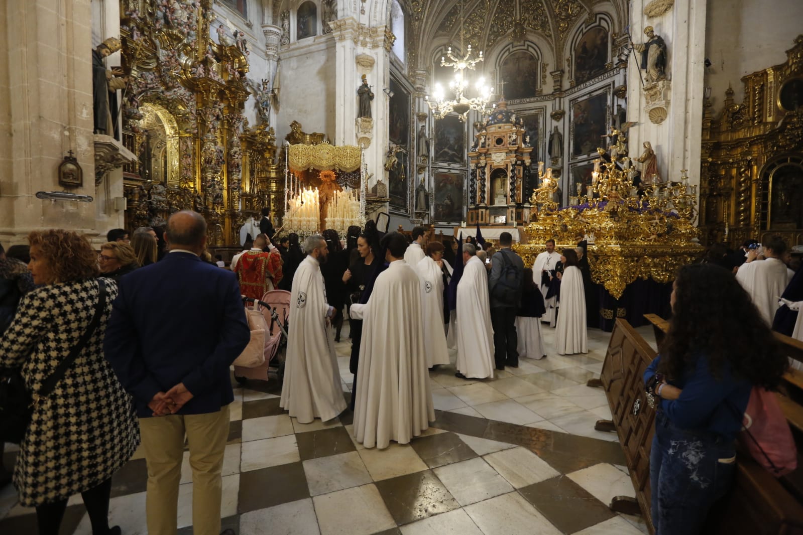 Los pasos de Jesús de las Tres Caídas y Nuestra Señora del Rosario han sido recibidos por una multitud en las puertas de Santo Domingo