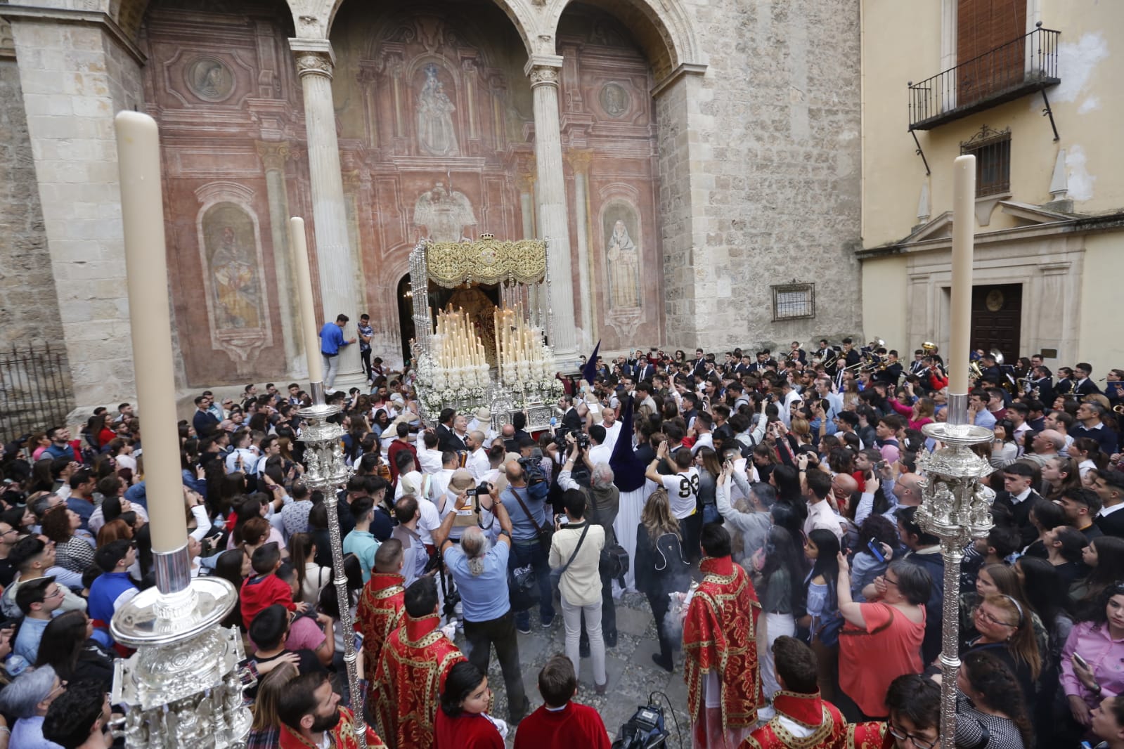 Los pasos de Jesús de las Tres Caídas y Nuestra Señora del Rosario han sido recibidos por una multitud en las puertas de Santo Domingo