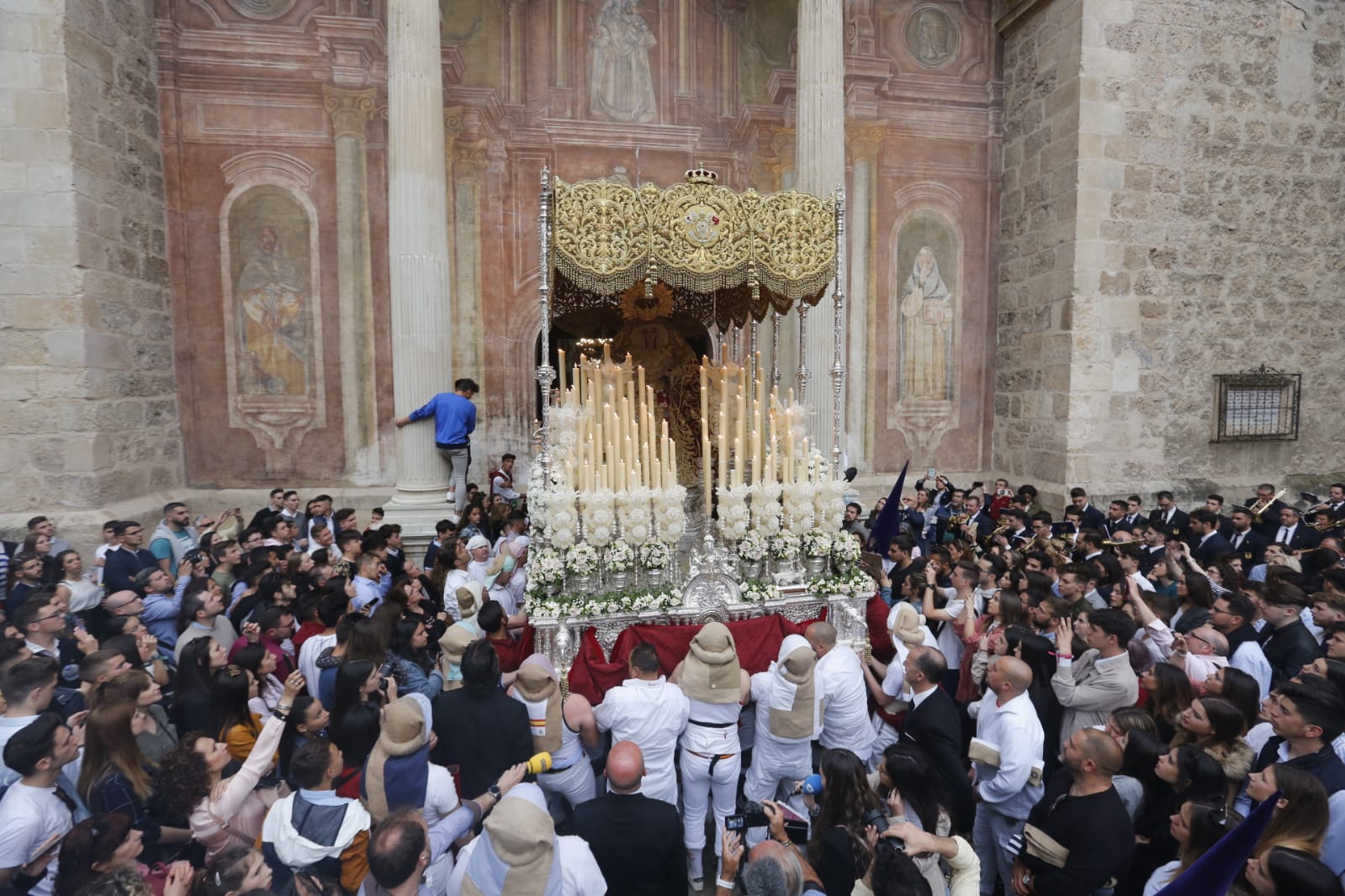 Los pasos de Jesús de las Tres Caídas y Nuestra Señora del Rosario han sido recibidos por una multitud en las puertas de Santo Domingo