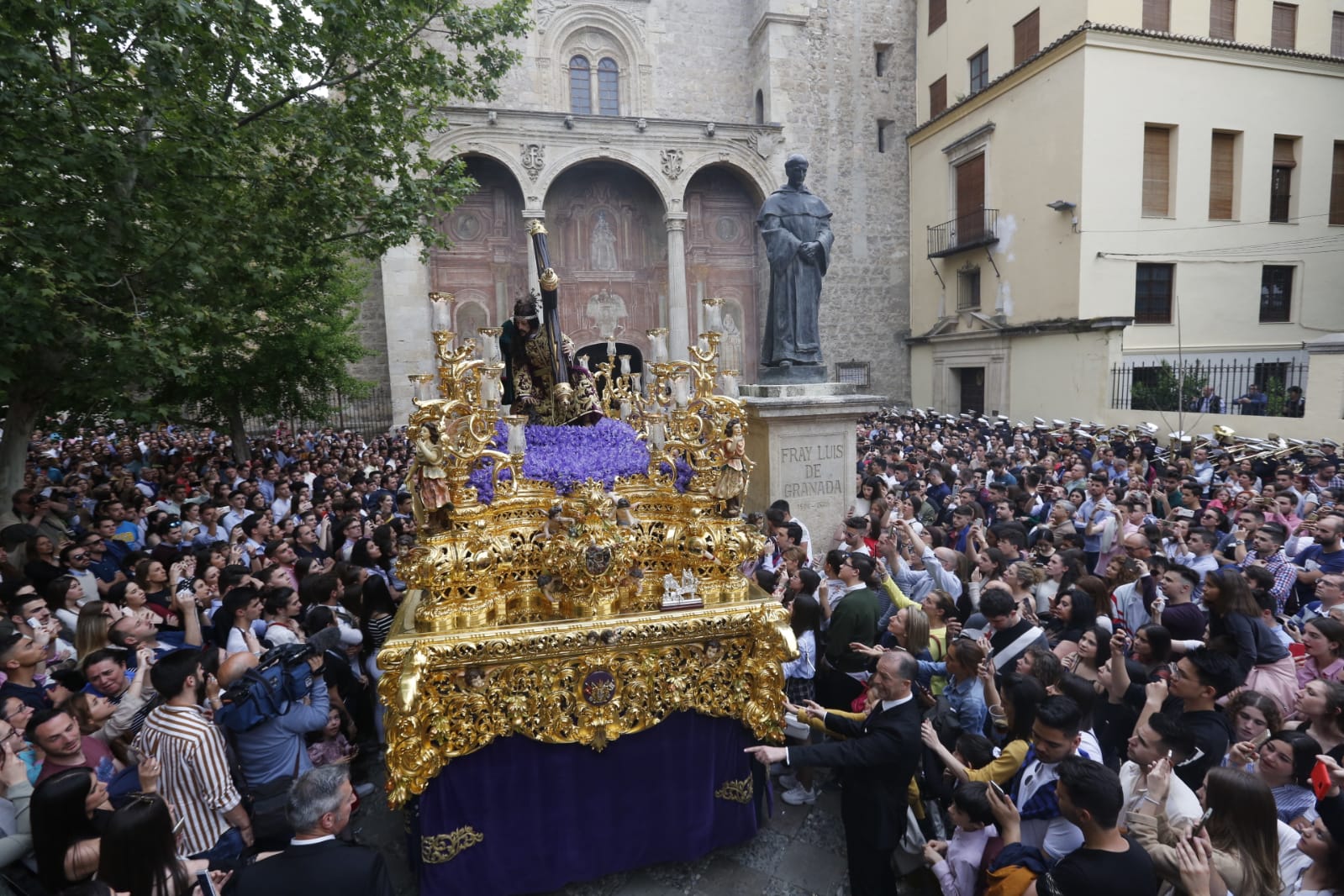 Los pasos de Jesús de las Tres Caídas y Nuestra Señora del Rosario han sido recibidos por una multitud en las puertas de Santo Domingo