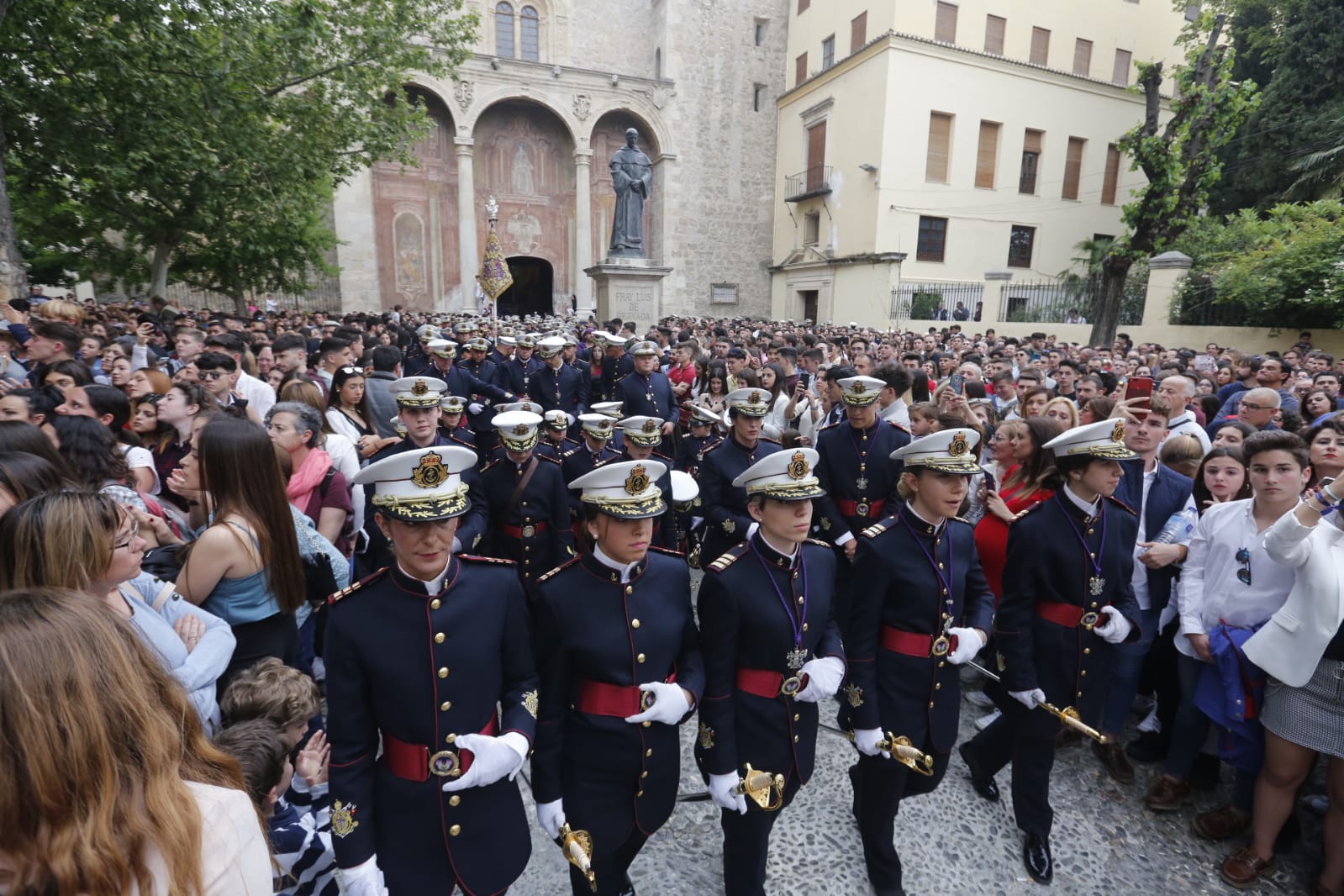 Los pasos de Jesús de las Tres Caídas y Nuestra Señora del Rosario han sido recibidos por una multitud en las puertas de Santo Domingo