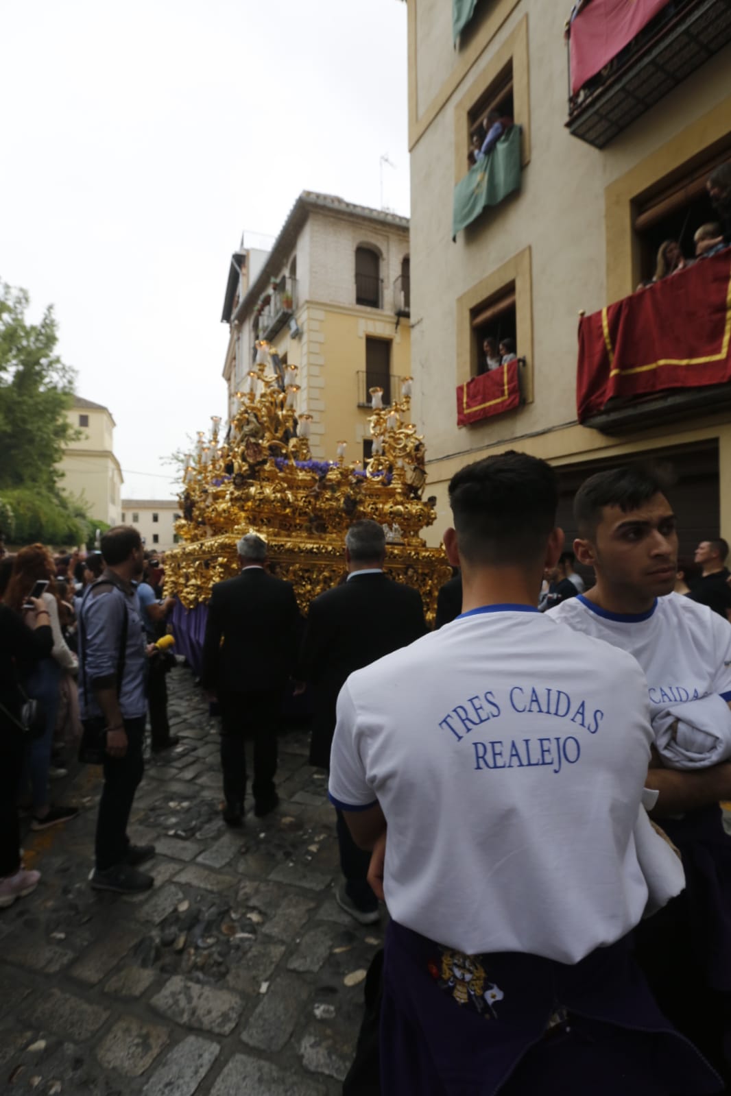 Los pasos de Jesús de las Tres Caídas y Nuestra Señora del Rosario han sido recibidos por una multitud en las puertas de Santo Domingo