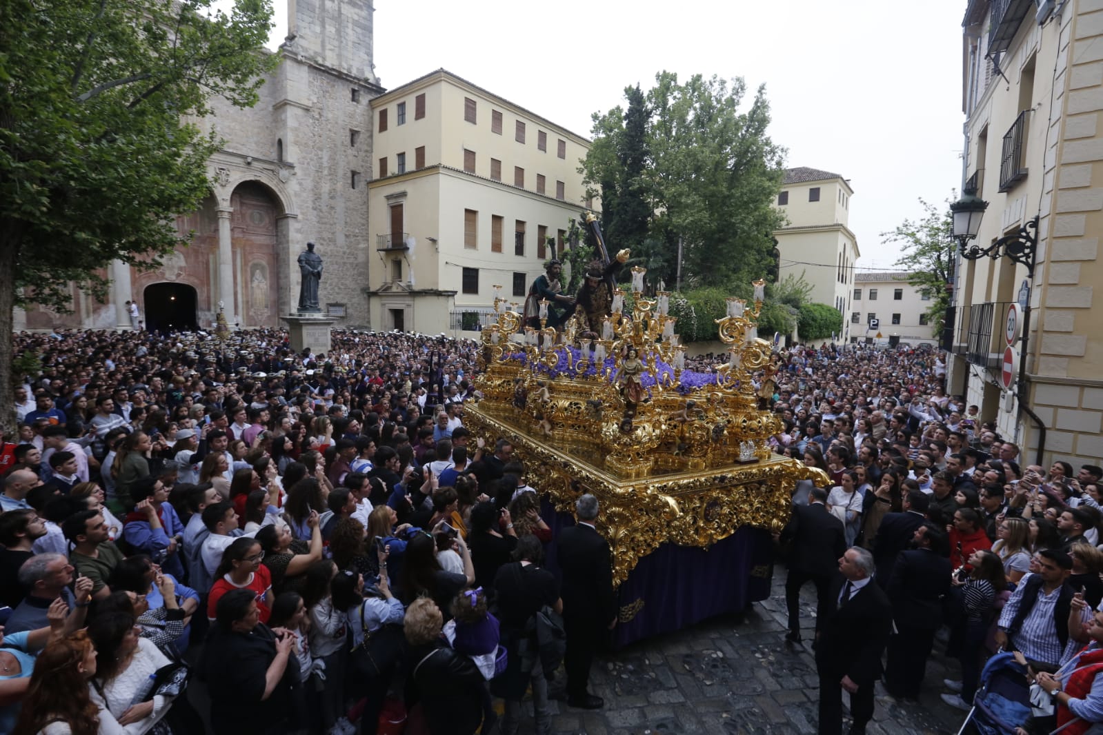 Los pasos de Jesús de las Tres Caídas y Nuestra Señora del Rosario han sido recibidos por una multitud en las puertas de Santo Domingo