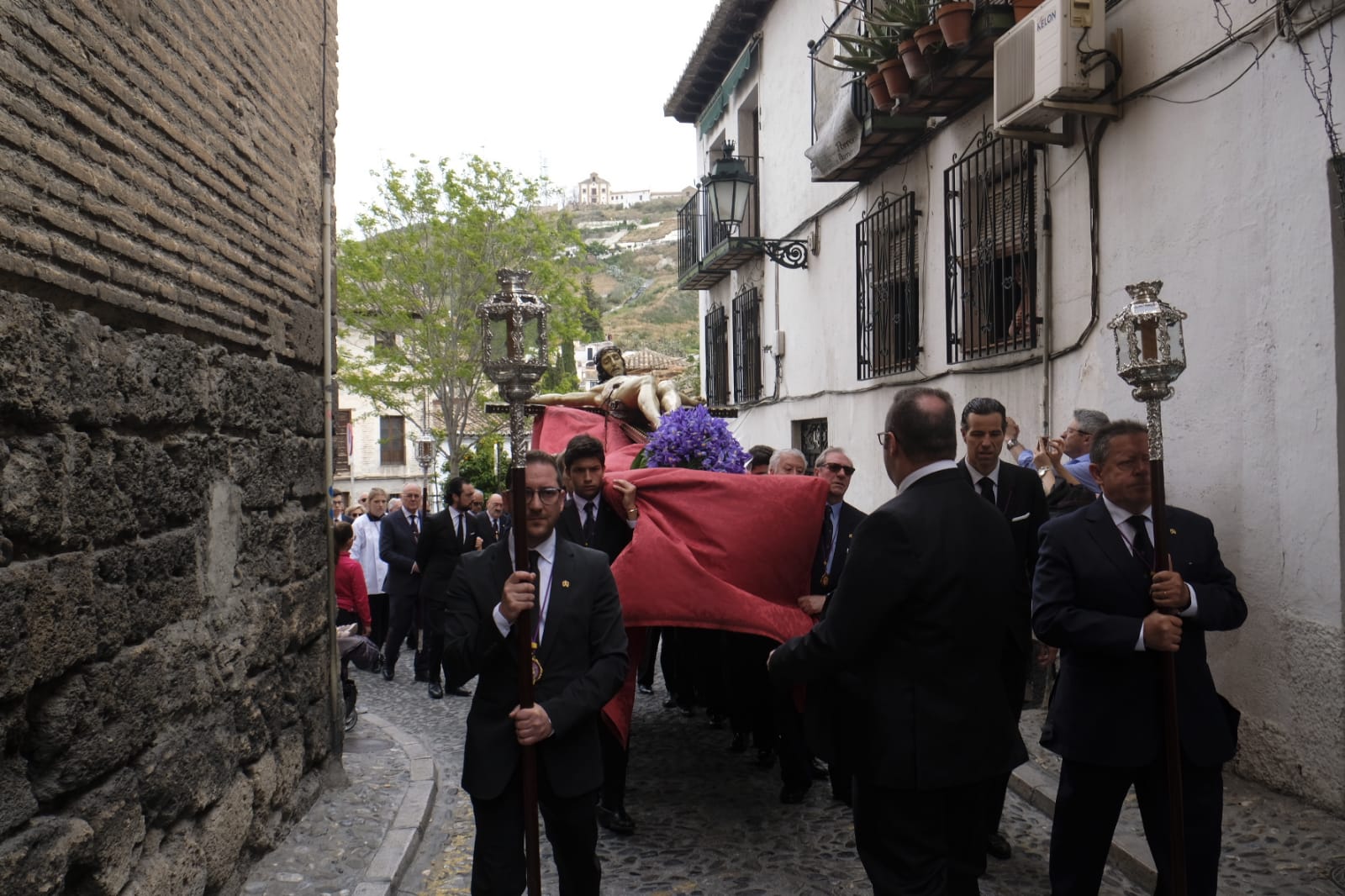 Muchos fieles han seguido el cortejo desde la iglesia de El Salvador en lo supone una tradición más