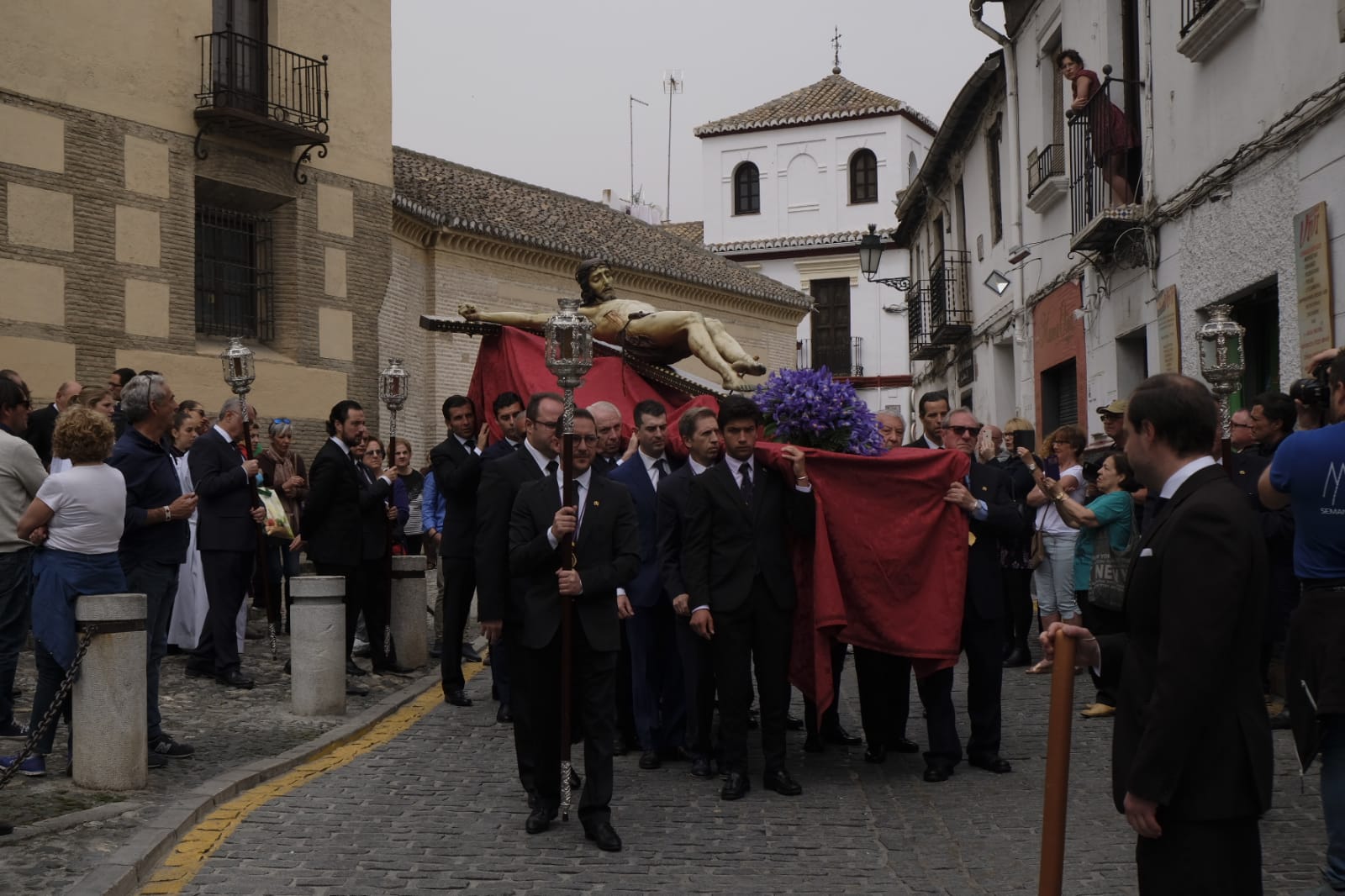 Muchos fieles han seguido el cortejo desde la iglesia de El Salvador en lo supone una tradición más