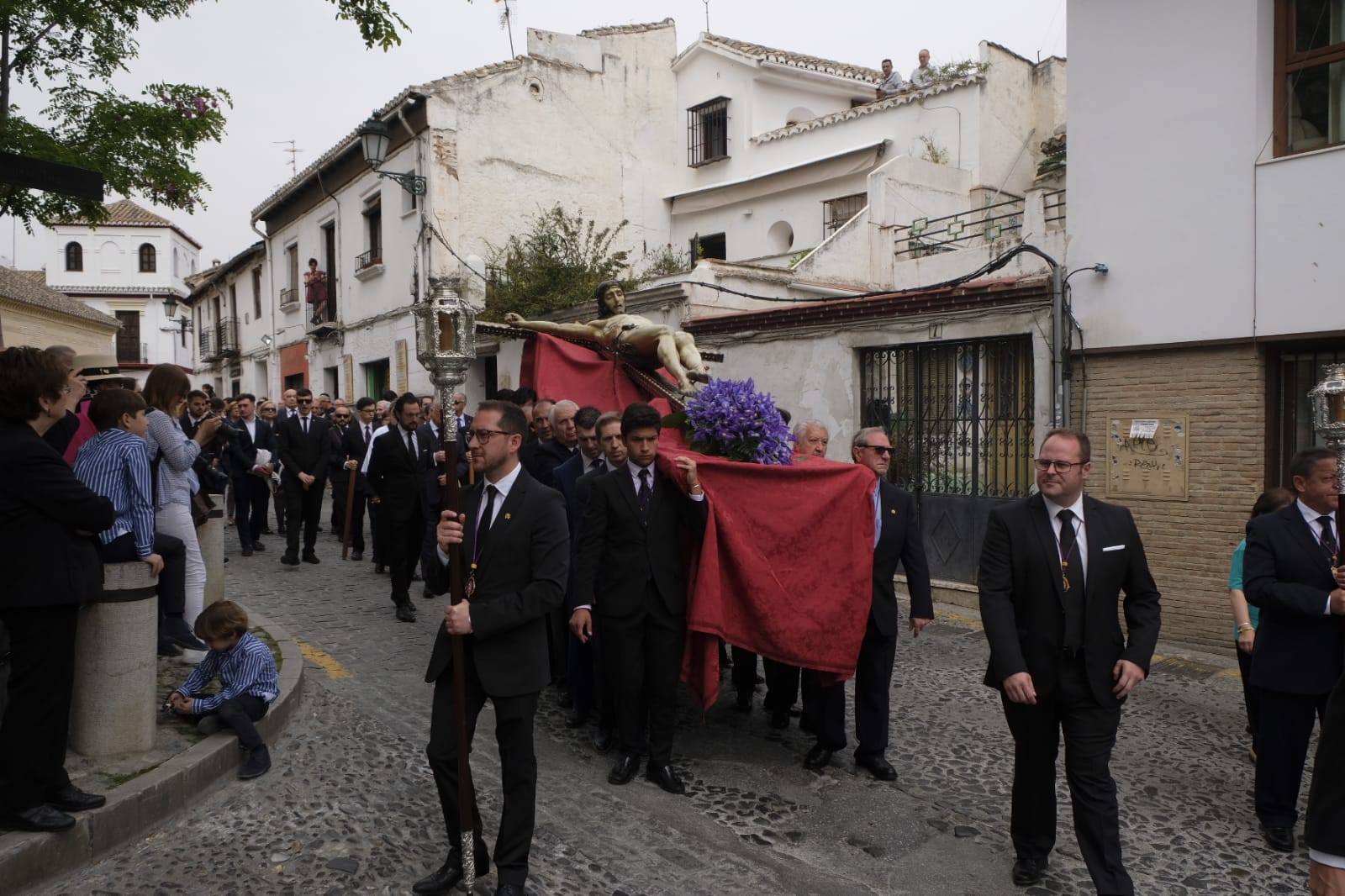 Muchos fieles han seguido el cortejo desde la iglesia de El Salvador en lo supone una tradición más