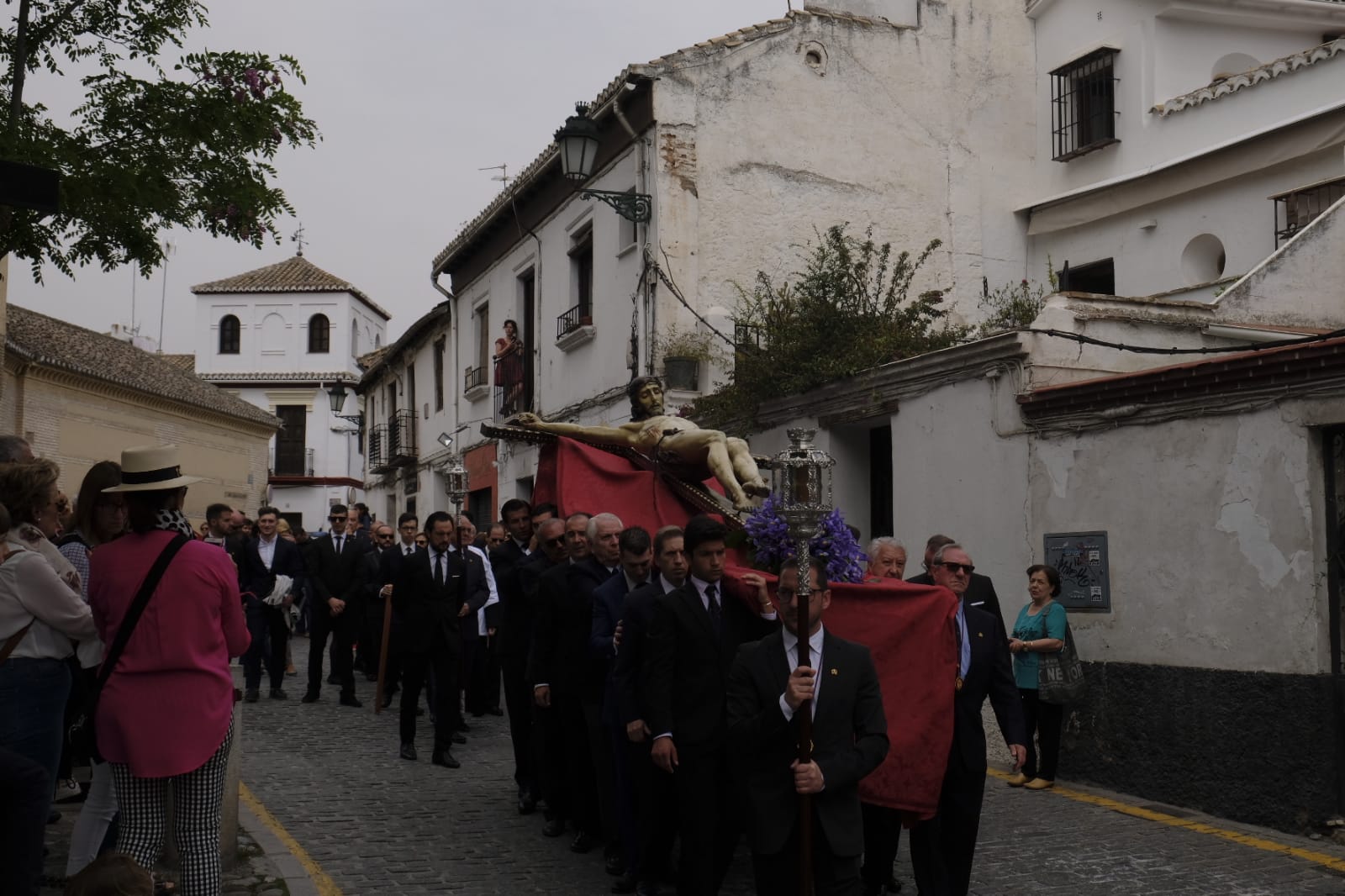 Muchos fieles han seguido el cortejo desde la iglesia de El Salvador en lo supone una tradición más