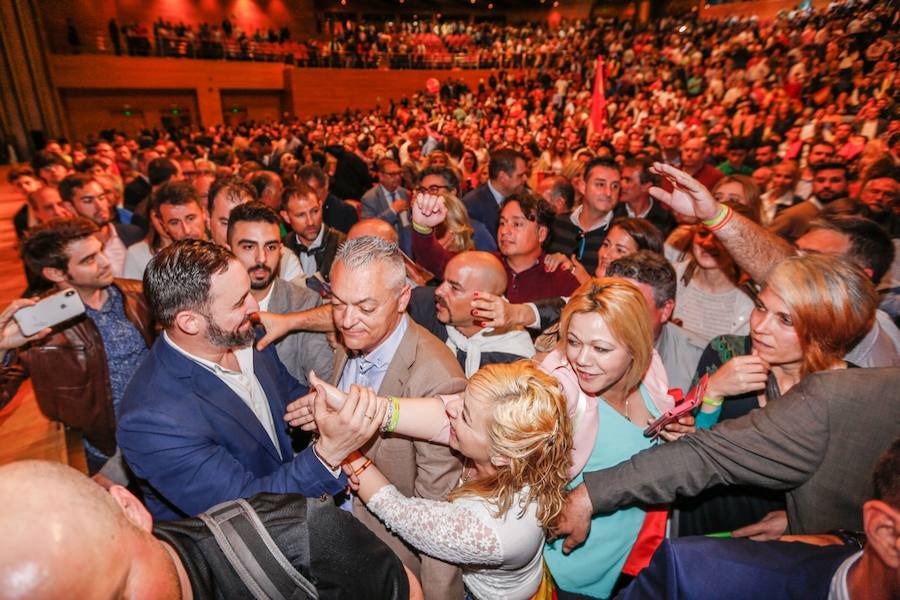 Decenas de personas se han congregado en el Palacio de Congresos para acudir a la cita con el presidente del partido