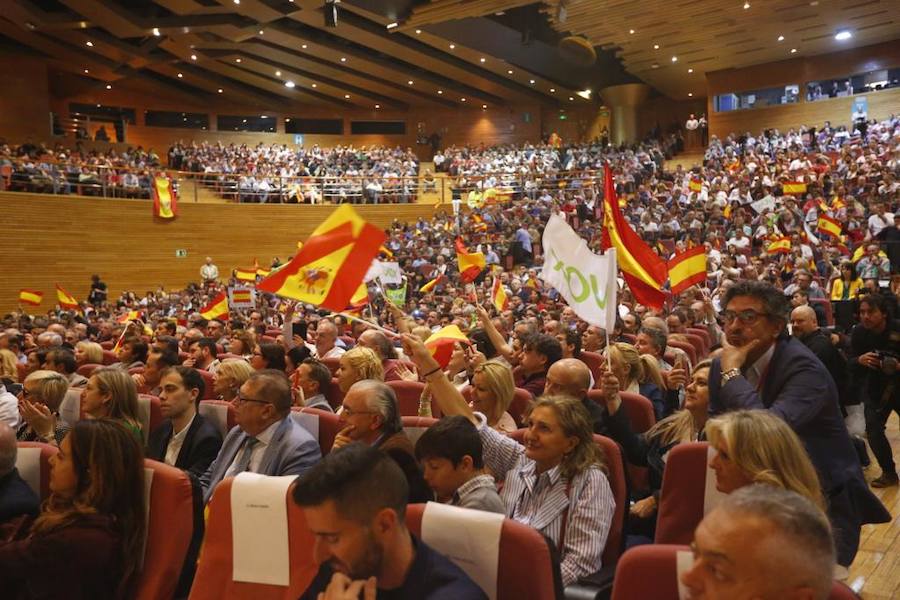 Decenas de personas se han congregado en el Palacio de Congresos para acudir a la cita con el presidente del partido