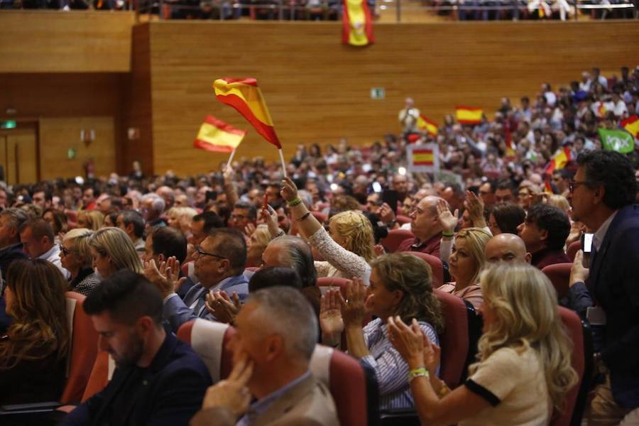 Decenas de personas se han congregado en el Palacio de Congresos para acudir a la cita con el presidente del partido