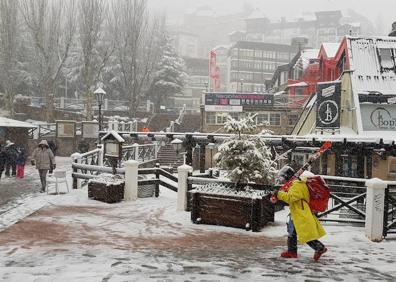 Imagen secundaria 1 - Granada | Una gran nevada sobre la Sierra obliga al uso de cadenas