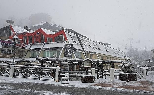 Imagen principal - Granada | Una gran nevada sobre la Sierra obliga al uso de cadenas