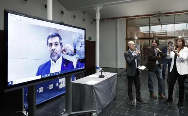 El cabeza de lista de JxCat al Congreso por Barcelona, Jordi Sànchez, ofrece una rueda de prensa desde la cárcel.