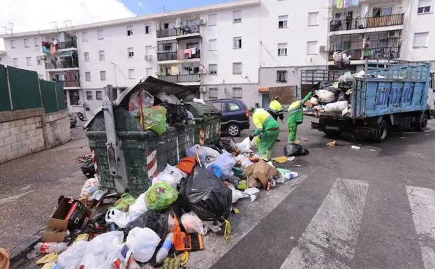 Operarios del Ayuntamiento de Motril recogiendo esta mañana basura en Huerta Carrasco. 