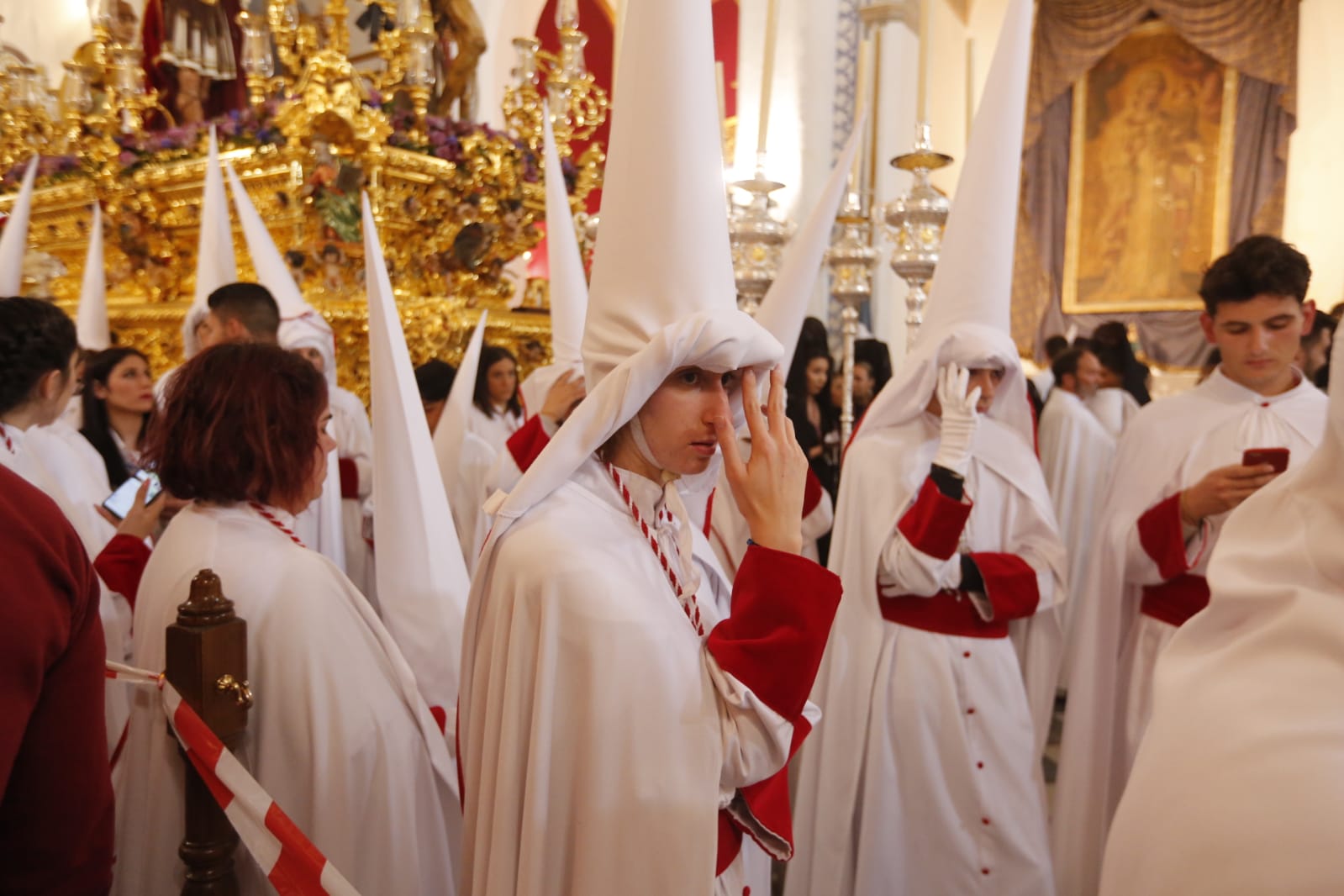 La placeta de San Miguel Bajo se llena de paraguas esperando a que salieran las imágenes de Nuestro Padre Jesús del Perdón y María Santísima de la Aurora Coronada, algo que no ha ocurrido