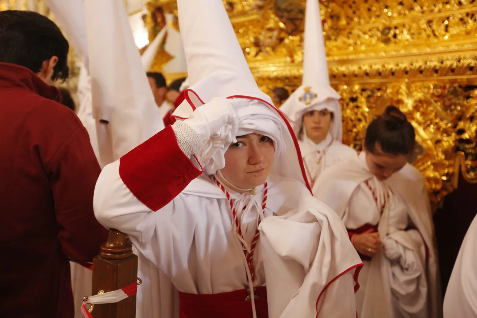 La placeta de San Miguel Bajo se llena de paraguas esperando a que salieran las imágenes de Nuestro Padre Jesús del Perdón y María Santísima de la Aurora Coronada, algo que no ha ocurrido