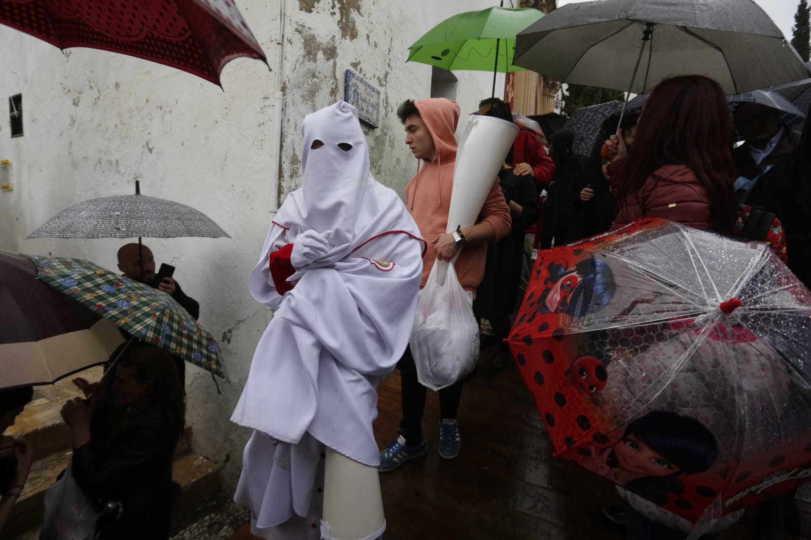 Paraguas y resignación en la placeta de San Miguel Bajo