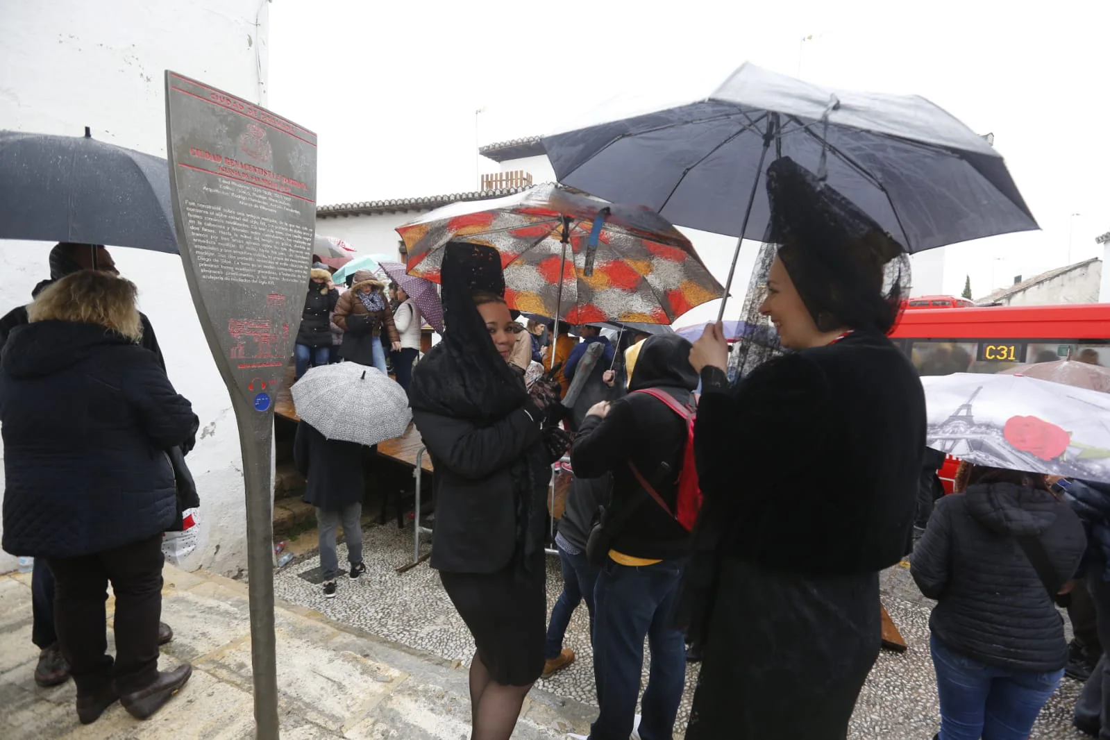 La placeta de San Miguel Bajo se llena de paraguas esperando a que salieran las imágenes de Nuestro Padre Jesús del Perdón y María Santísima de la Aurora Coronada, algo que no ha ocurrido