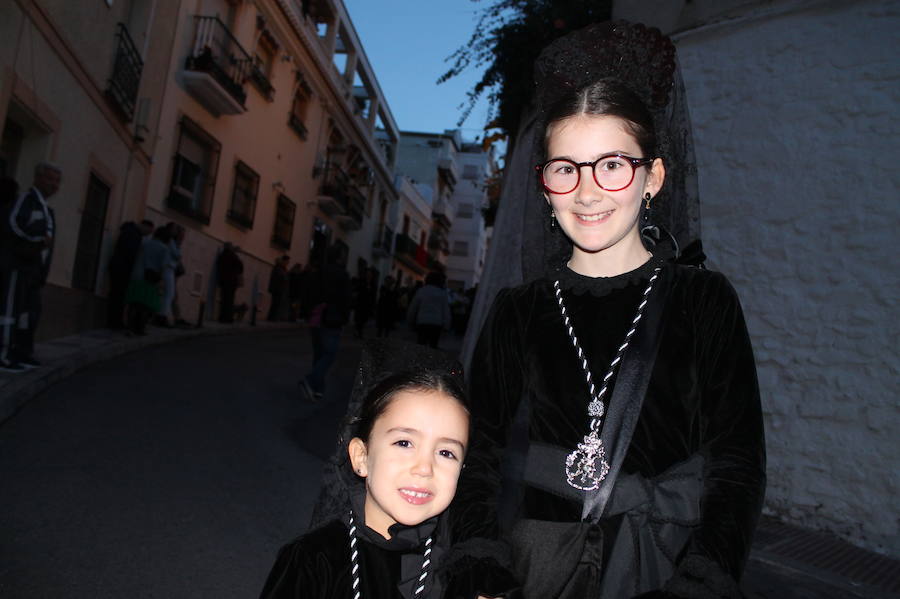 La imagen más antigua y venerada de la localidad costera ha salido a las nueve de la noche la parroquia de la Encarnación con un cortejo superior a 700 personas