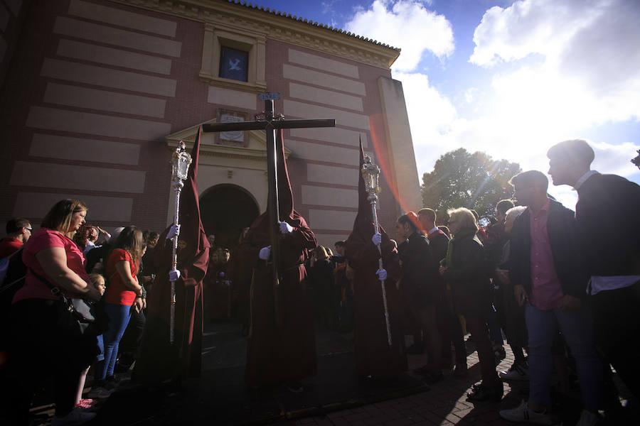 Jesús de la Pasión se ha puesto en la calle con novedades como los bordados de su túnica. La Policía Nacional no ha fallado a su cita con la Cofradía 