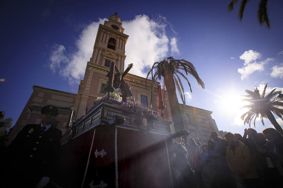 Jesús de la Pasión se ha puesto en la calle con novedades como los bordados de su túnica. La Policía Nacional no ha fallado a su cita con la Cofradía 