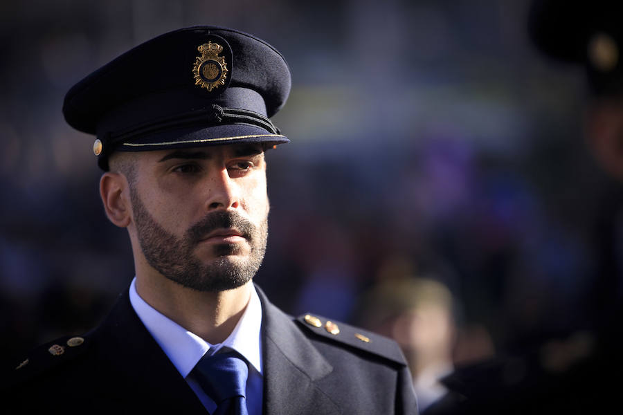 Jesús de la Pasión se ha puesto en la calle con novedades como los bordados de su túnica. La Policía Nacional no ha fallado a su cita con la Cofradía 