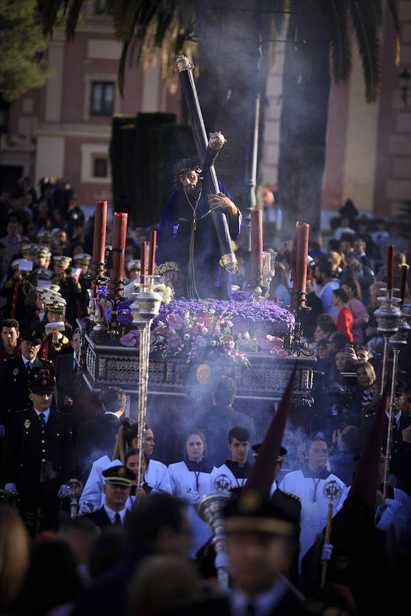 Jesús de la Pasión se ha puesto en la calle con novedades como los bordados de su túnica. La Policía Nacional no ha fallado a su cita con la Cofradía 