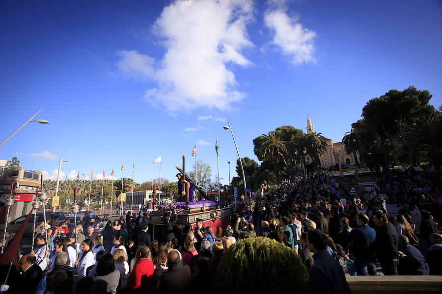 Jesús de la Pasión se ha puesto en la calle con novedades como los bordados de su túnica. La Policía Nacional no ha fallado a su cita con la Cofradía 