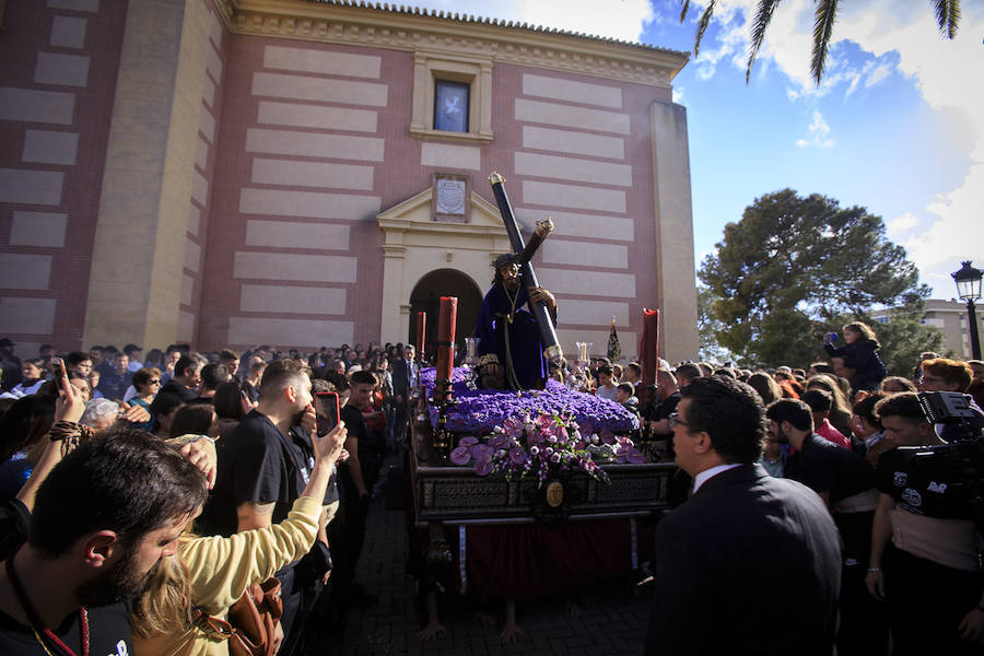 Jesús de la Pasión se ha puesto en la calle con novedades como los bordados de su túnica. La Policía Nacional no ha fallado a su cita con la Cofradía 