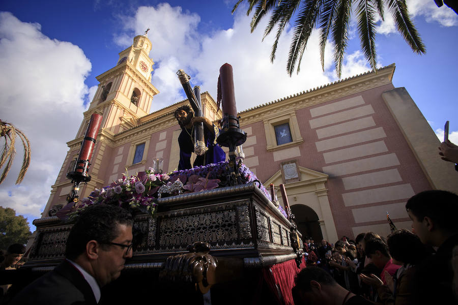 Jesús de la Pasión se ha puesto en la calle con novedades como los bordados de su túnica. La Policía Nacional no ha fallado a su cita con la Cofradía 