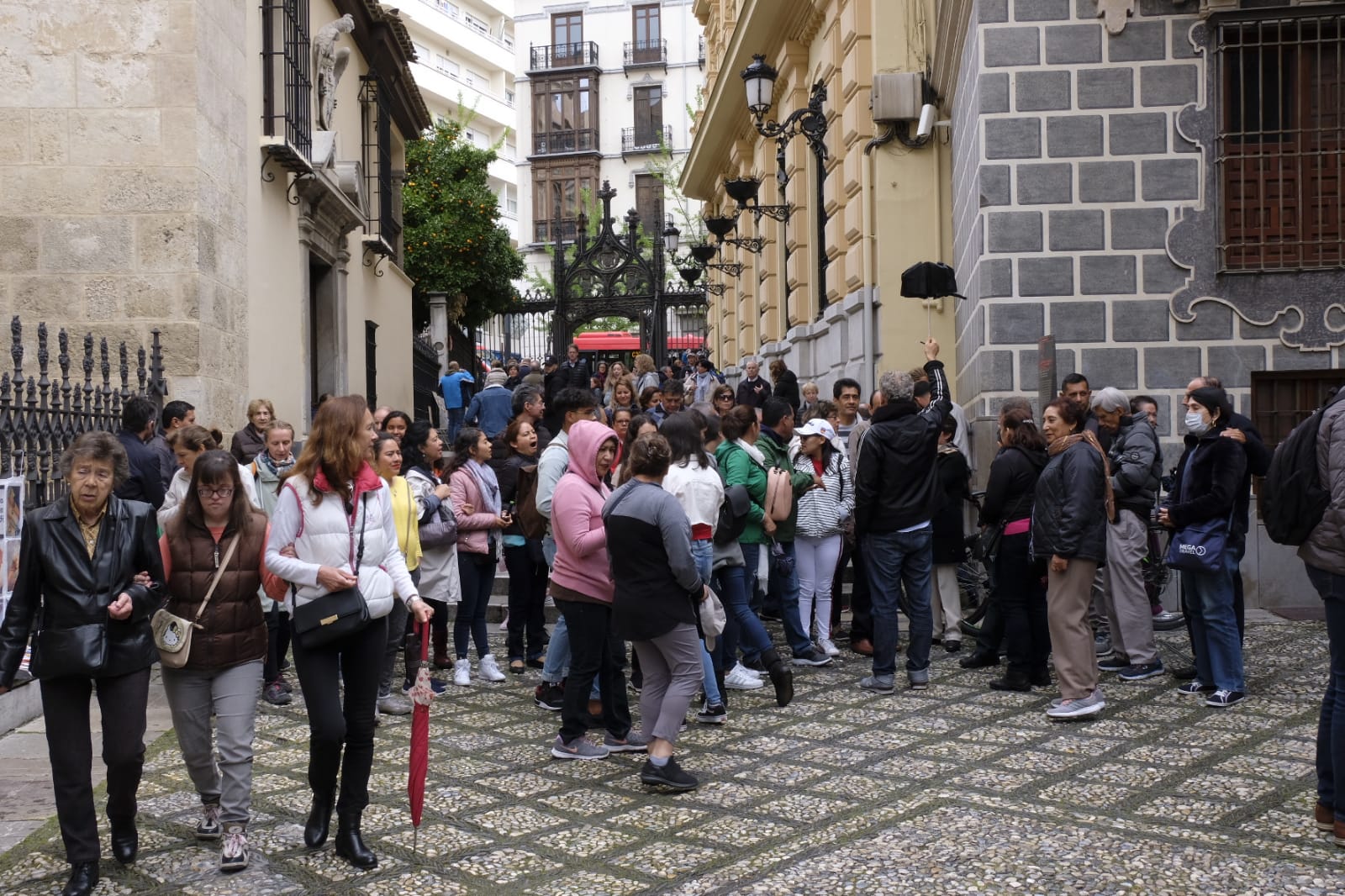 Las calles, monumentos e iglesias de Granada se llenan de visitantes pese al mal tiempo de este jueves