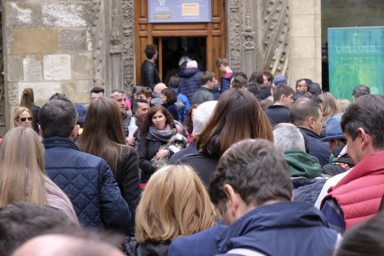 Las calles, monumentos e iglesias de Granada se llenan de visitantes pese al mal tiempo de este jueves