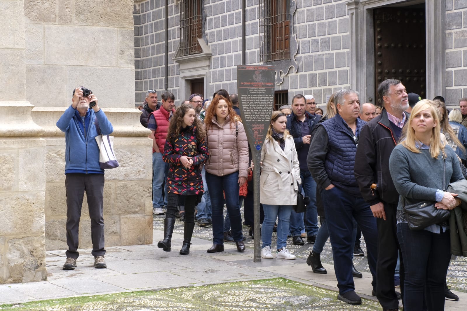 Las calles, monumentos e iglesias de Granada se llenan de visitantes pese al mal tiempo de este jueves