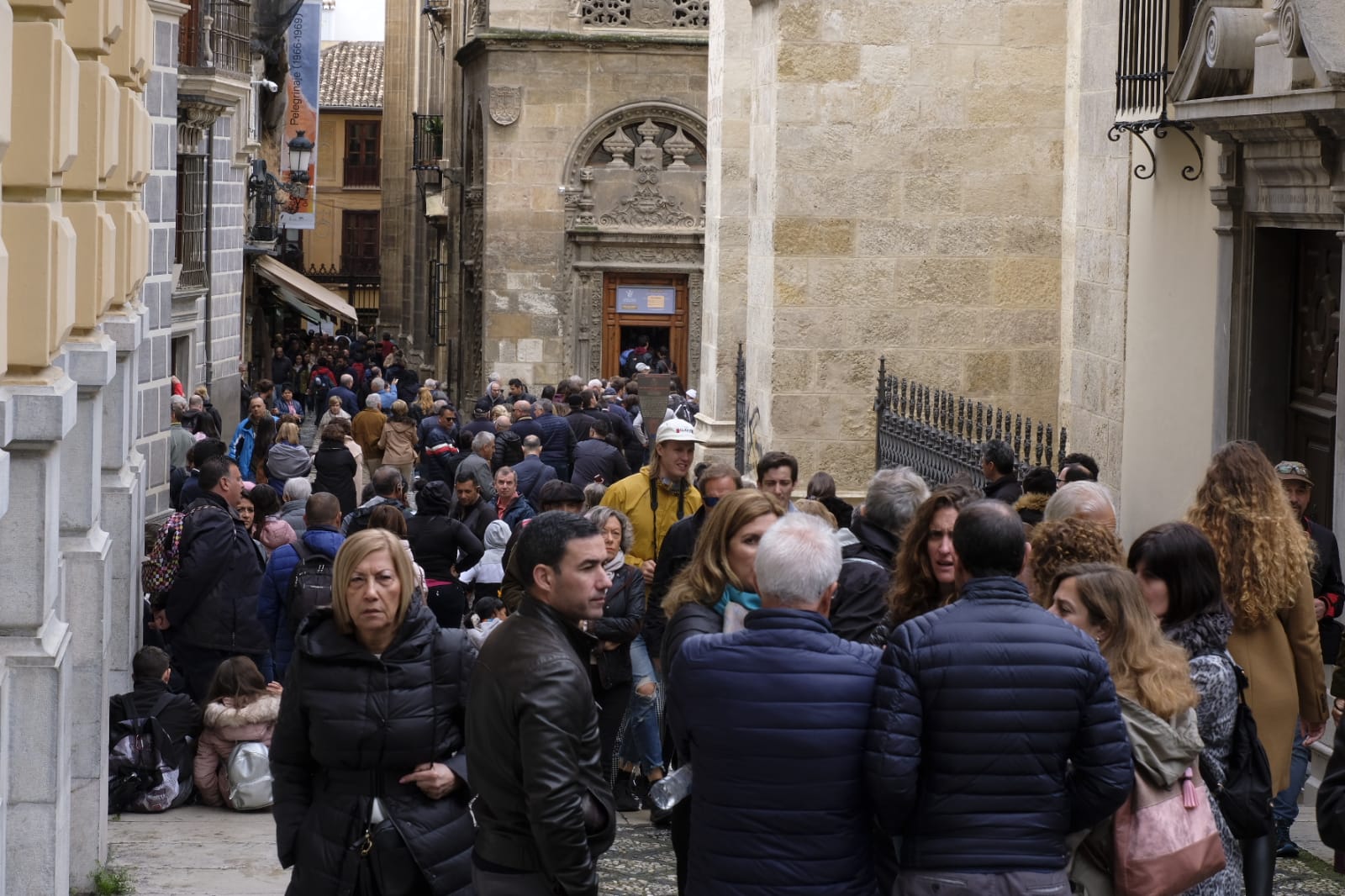 Las calles, monumentos e iglesias de Granada se llenan de visitantes pese al mal tiempo de este jueves