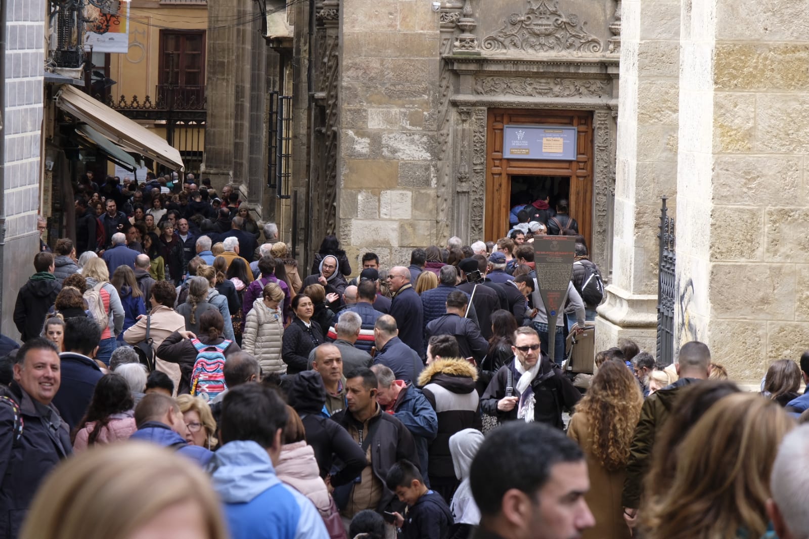 Las calles, monumentos e iglesias de Granada se llenan de visitantes pese al mal tiempo de este jueves