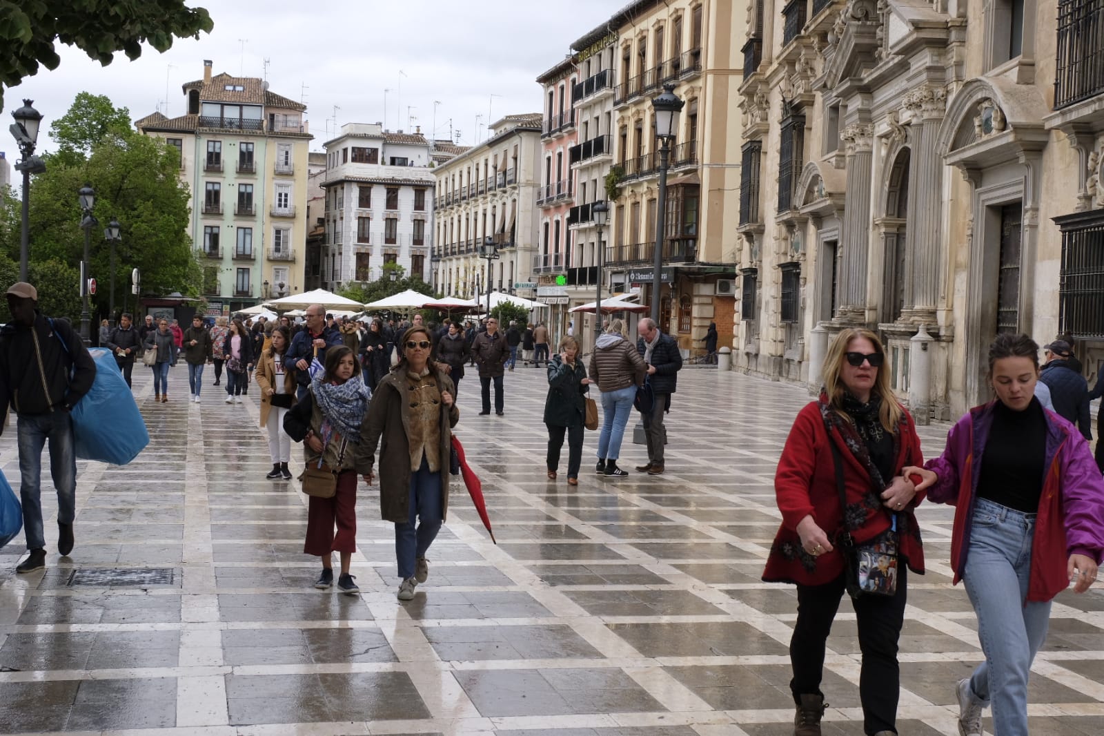 Las calles, monumentos e iglesias de Granada se llenan de visitantes pese al mal tiempo de este jueves