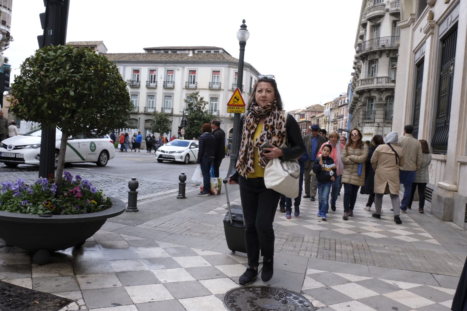 Las calles, monumentos e iglesias de Granada se llenan de visitantes pese al mal tiempo de este jueves