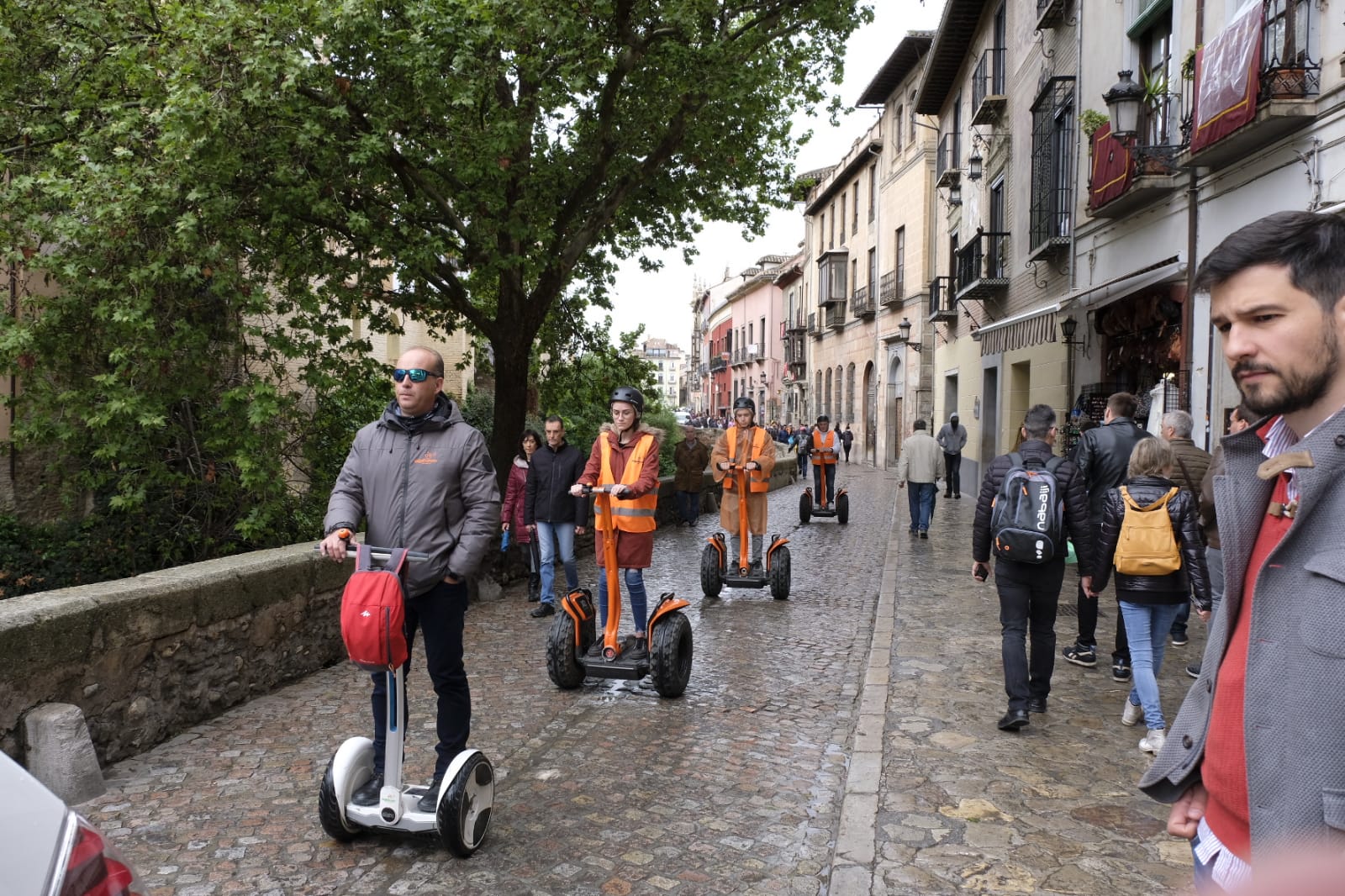 Las calles, monumentos e iglesias de Granada se llenan de visitantes pese al mal tiempo de este jueves