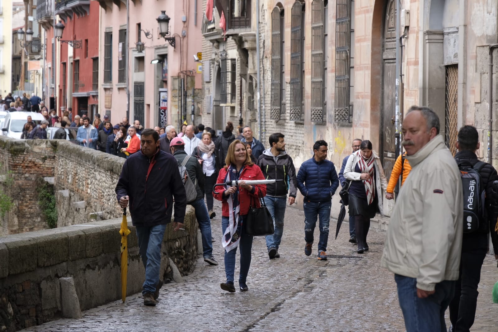 Las calles, monumentos e iglesias de Granada se llenan de visitantes pese al mal tiempo de este jueves