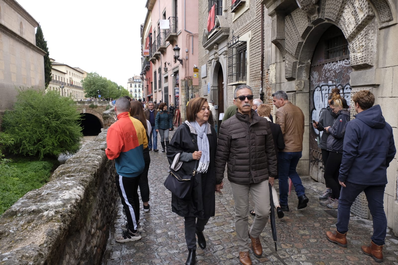 Las calles, monumentos e iglesias de Granada se llenan de visitantes pese al mal tiempo de este jueves