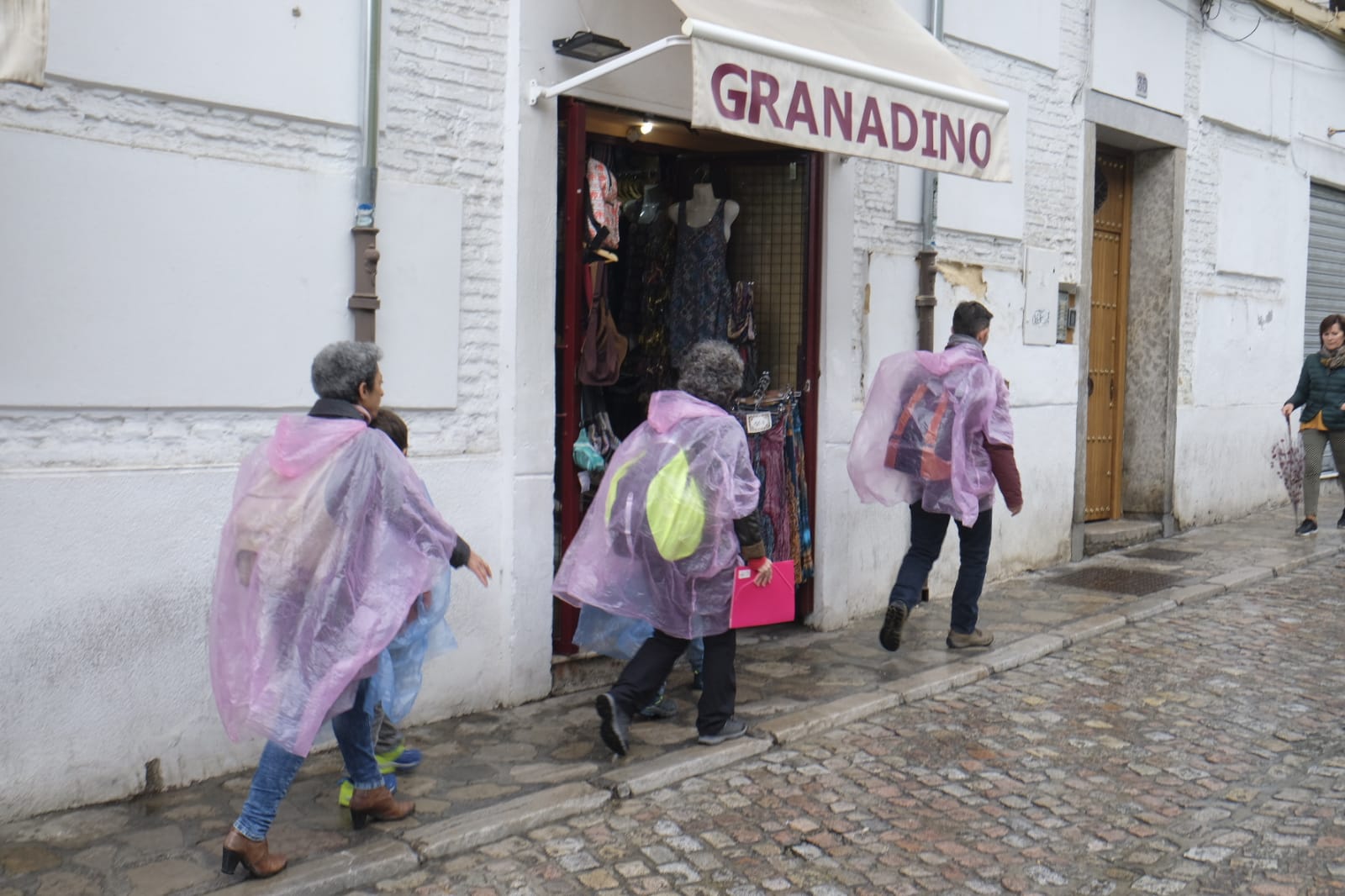 Las calles, monumentos e iglesias de Granada se llenan de visitantes pese al mal tiempo de este jueves