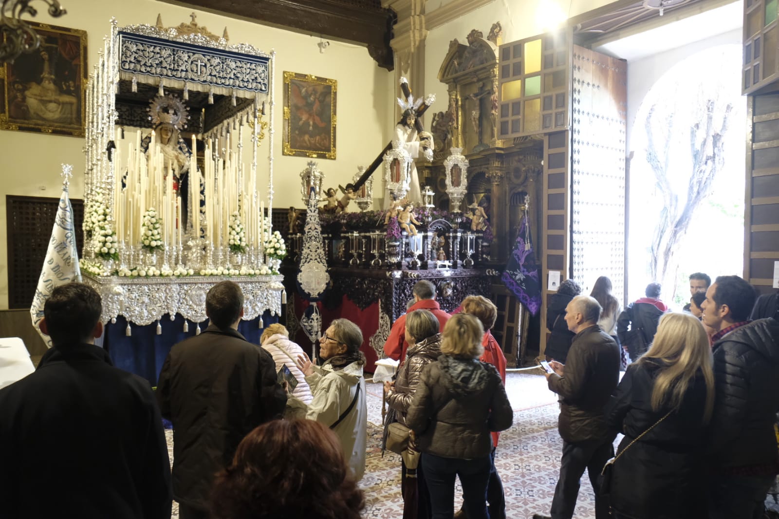 Las calles, monumentos e iglesias de Granada se llenan de visitantes pese al mal tiempo de este jueves