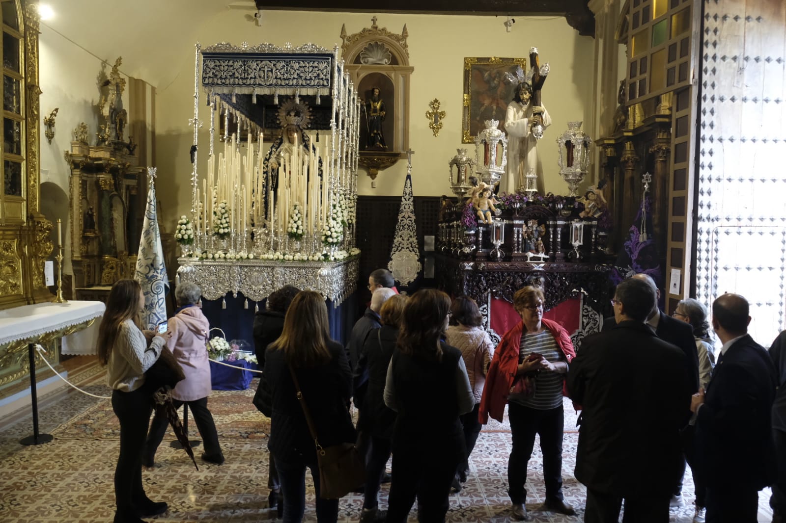 Las calles, monumentos e iglesias de Granada se llenan de visitantes pese al mal tiempo de este jueves