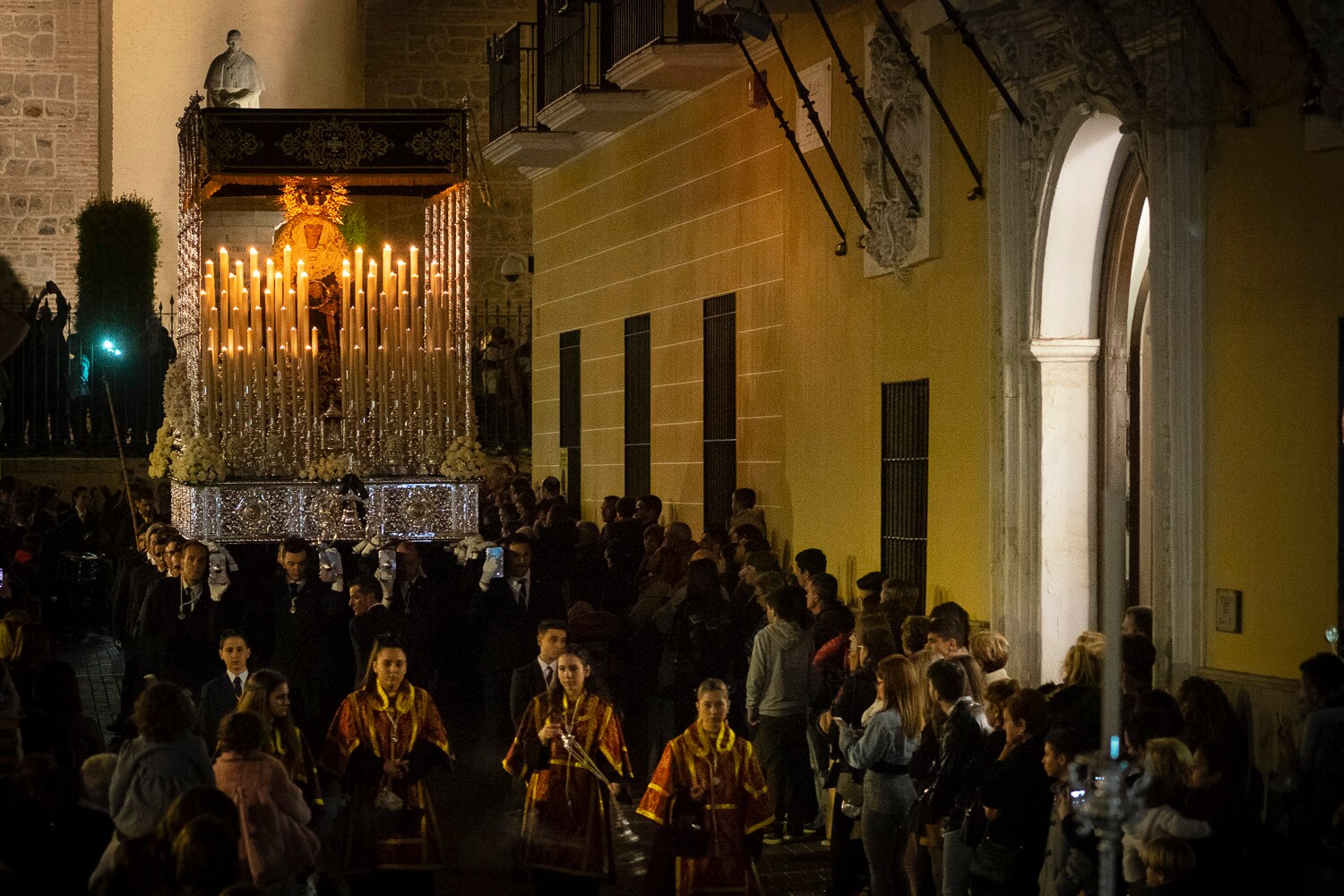 Fotos: El Sepulcro y la Virgen de los Dolores procesionan por las calles de Motril